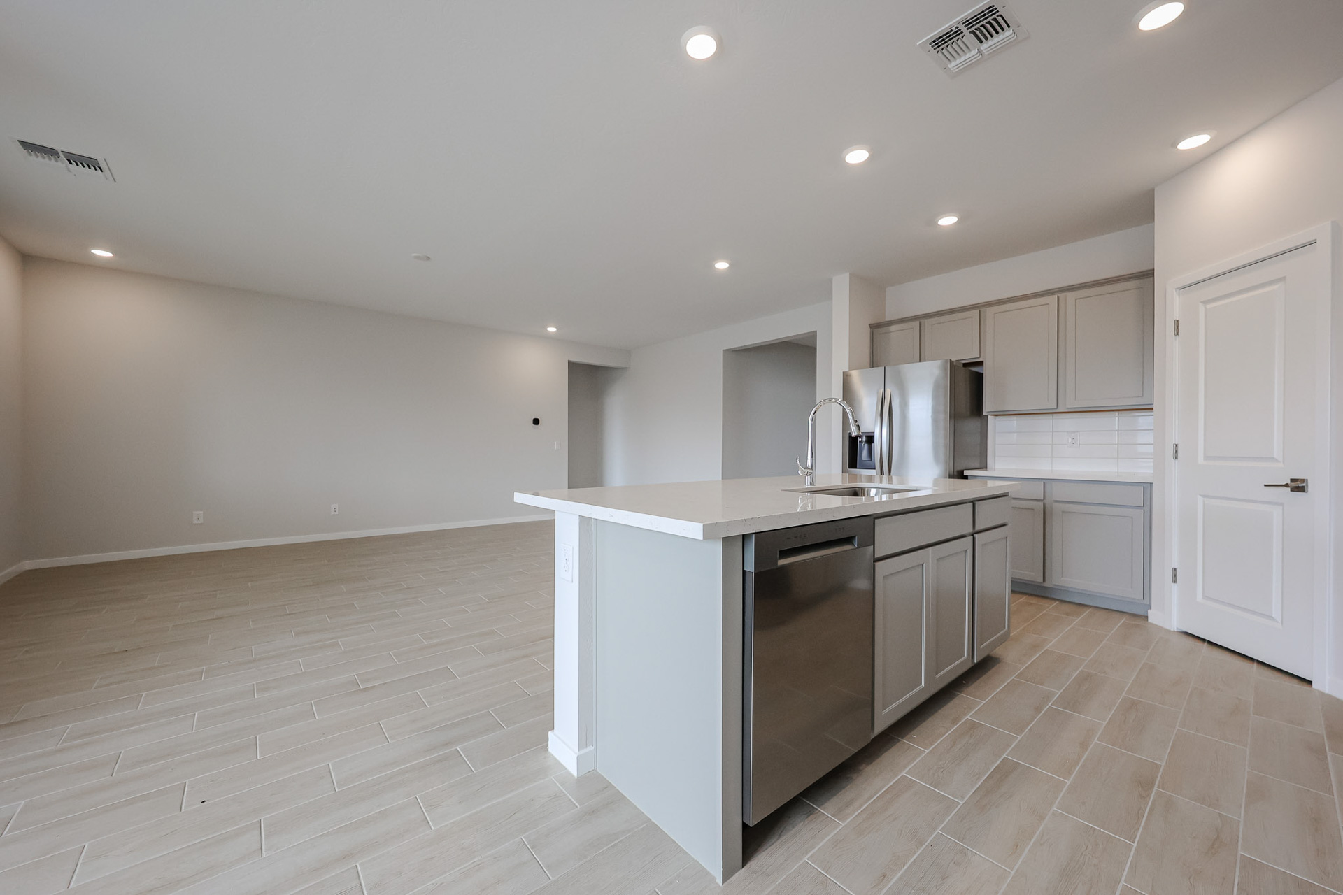 A kitchen with white cabinets.