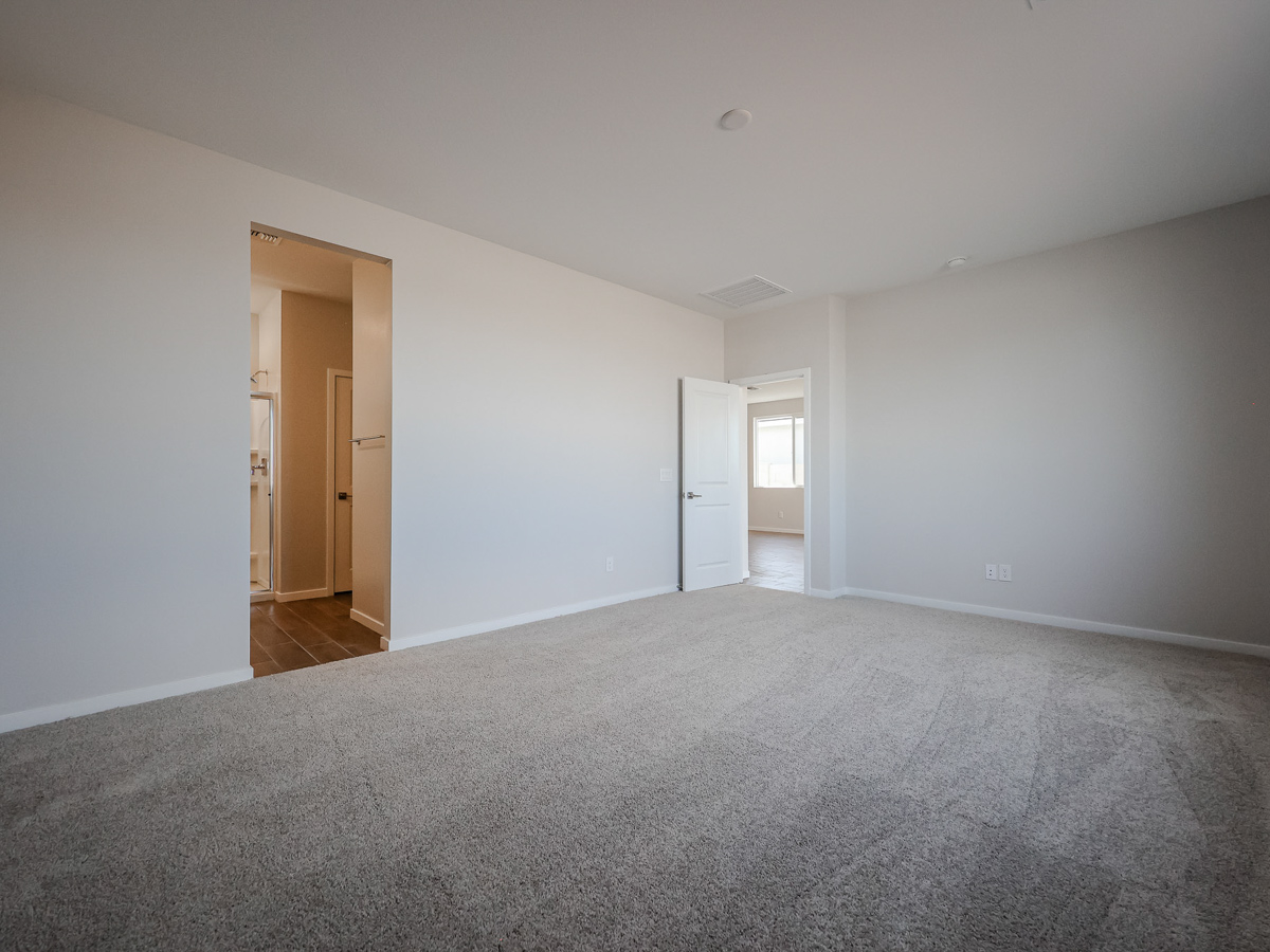 A room with a carpet and a carpet.