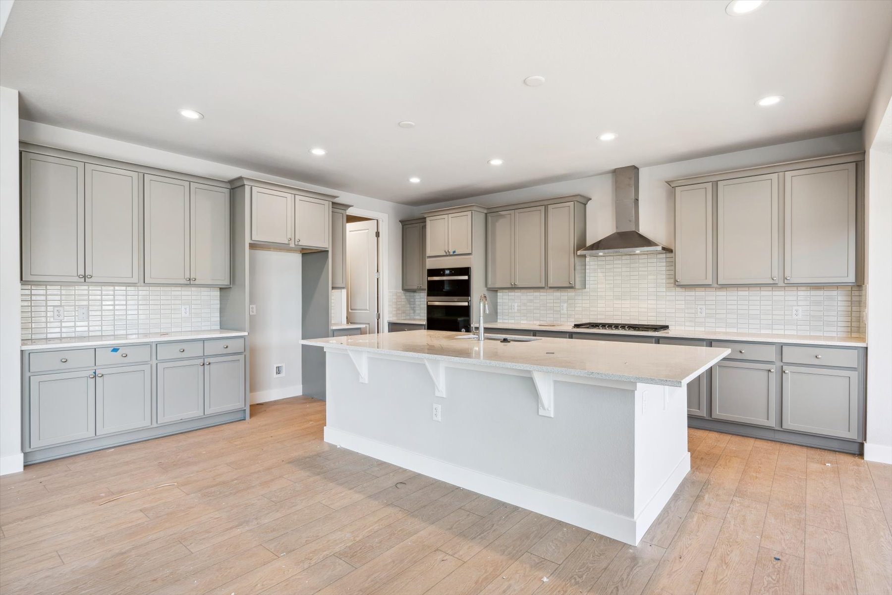A kitchen with white cabinets.