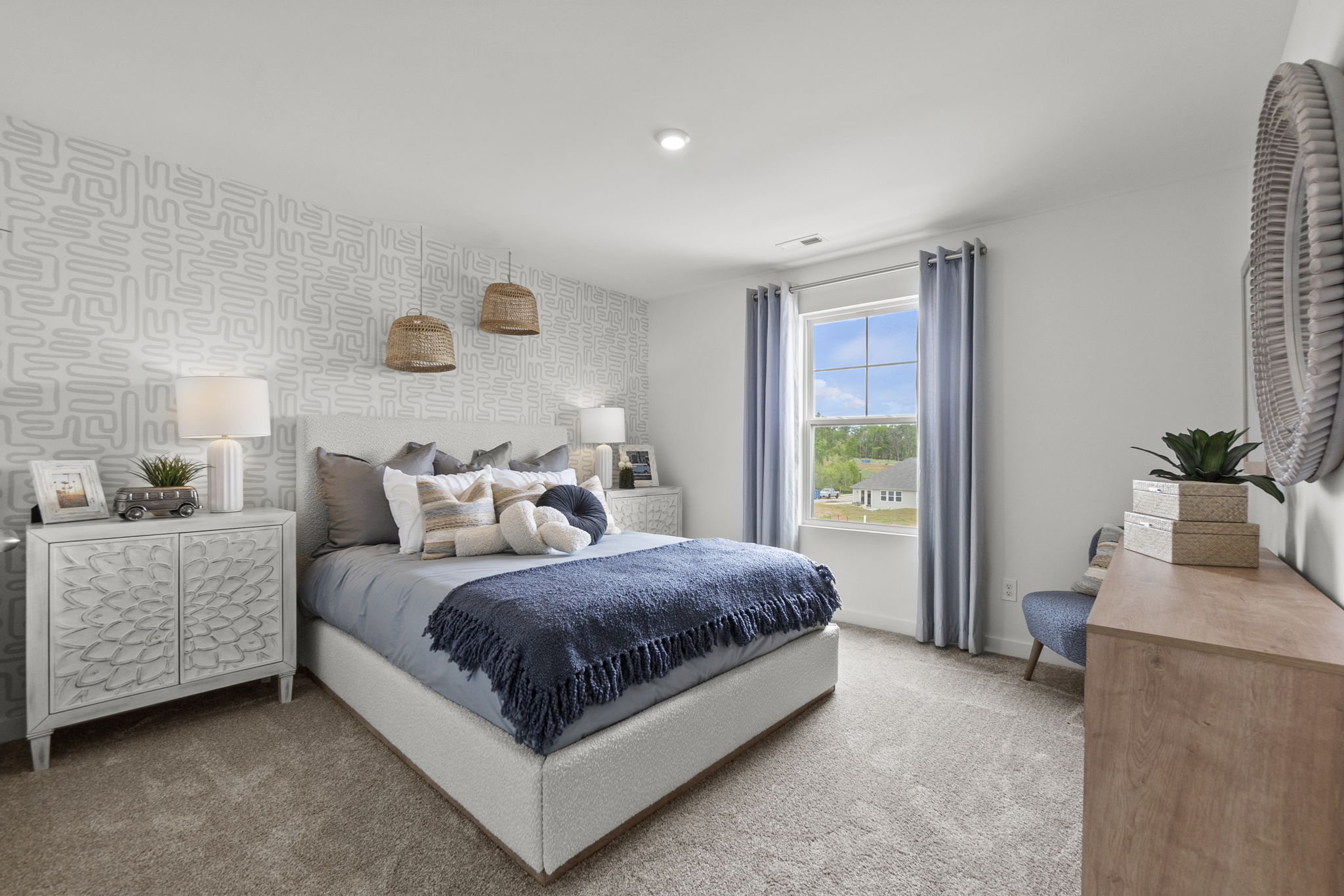 A bedroom with a bed and a desk.